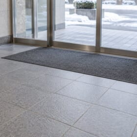 冬の建物の玄関マットとタイル床のイメージ